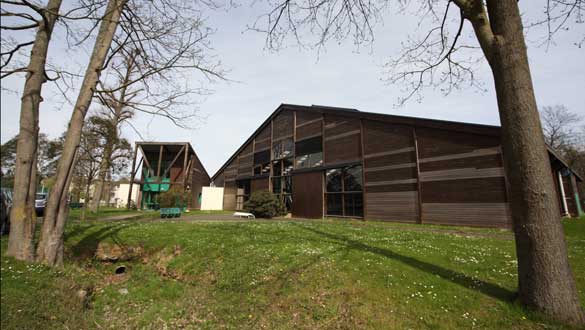 Le club-house et les courts couverts